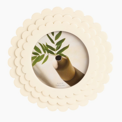 Quinnie 4x4 Scalloped Round Frame